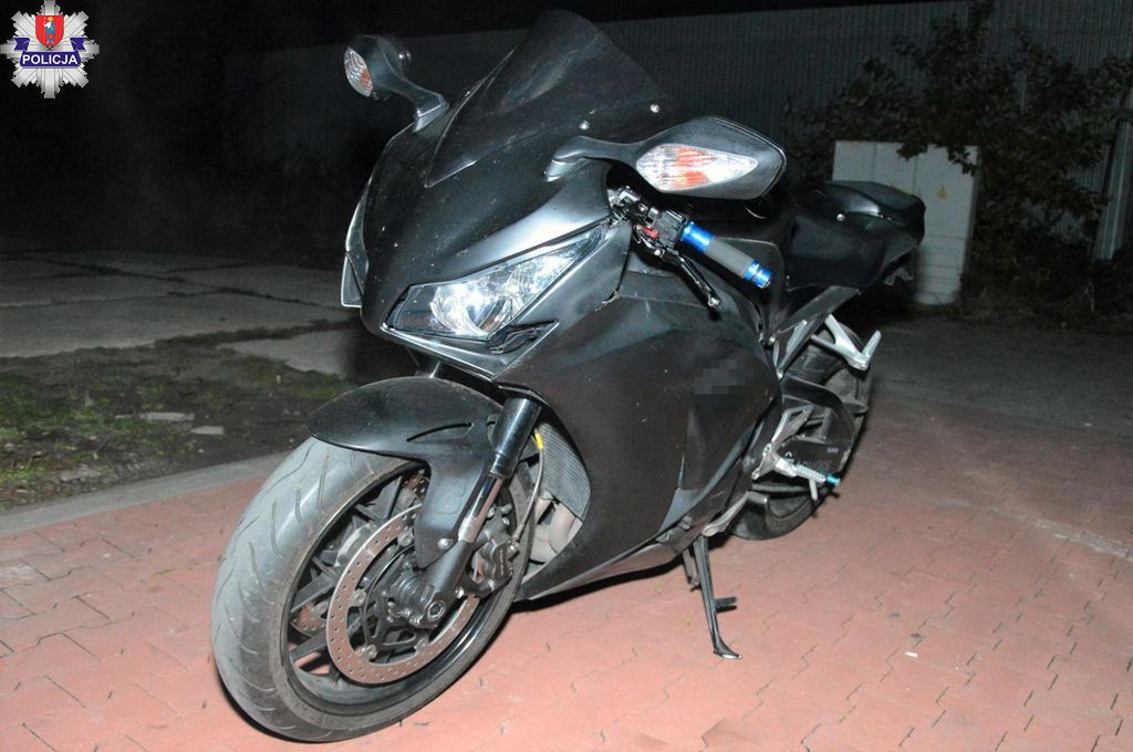 Szczebrzeszyn: Nietrzeźwy jeździł motocyklem dookoła sklepu. Został zatrzymany dzięki zgłoszeniu świadka