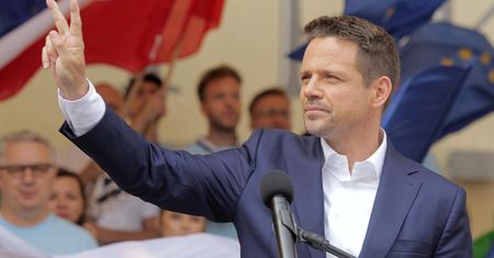 Wybory 2020. Atak na Rafała Trzaskowskiego po spotkaniu w Suwałkach. Mężczyzna rzucił butelką