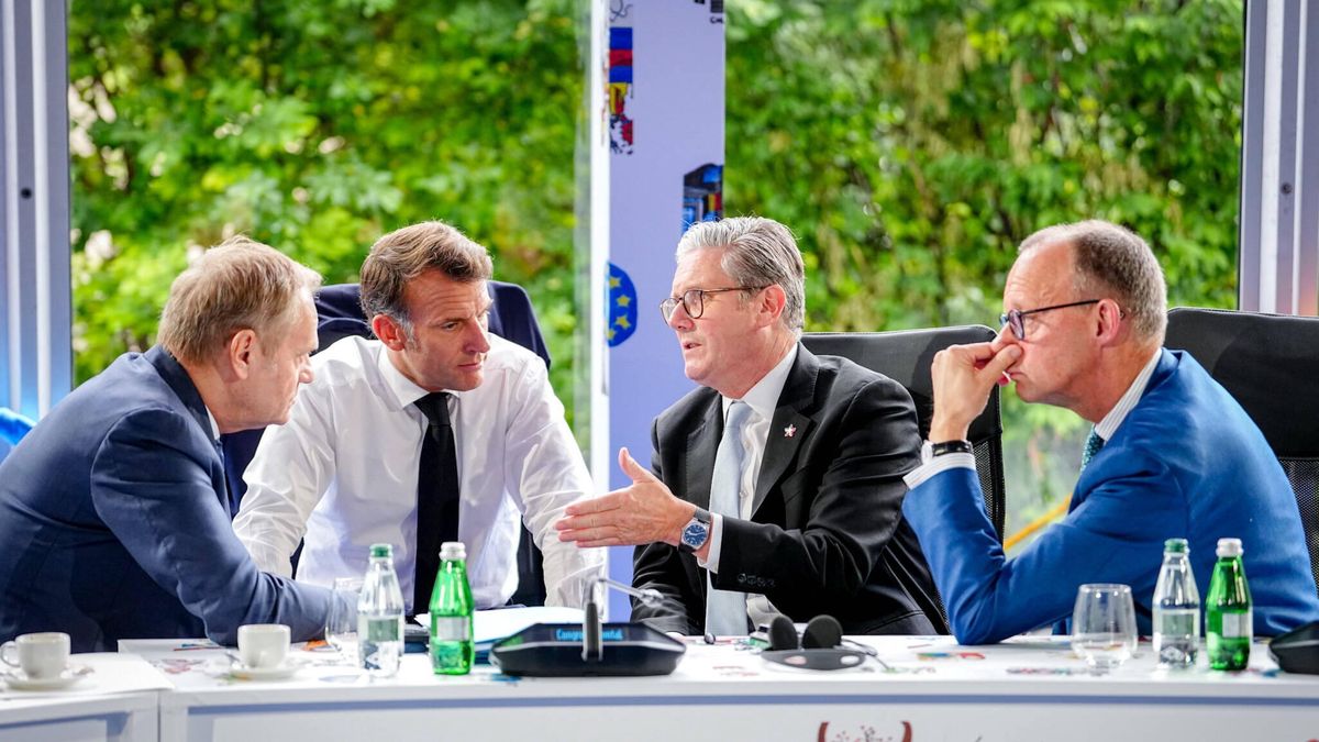 Summit of the European Political Community
16 May 2025, Albania, Tirana: Donald Tusk (l-r), Prime Minister of Poland, French President Emmanuel Macron, Keir Starmer, Prime Minister of the United Kingdom, and German Chancellor Friedrich Merz (CDU) sit together on the sidelines of the European Political Community summit after a meeting with the Ukrainian President. The format initiated by French President Macron is taking place for the sixth time. In addition to the EU states, the United Kingdom, several Balkan and Caucasus states and other European countries are also taking part. Photo: Kay Nietfeld/dpa 
Dostawca: PAP/DPA
Kay Nietfeld
Conversation, EU
