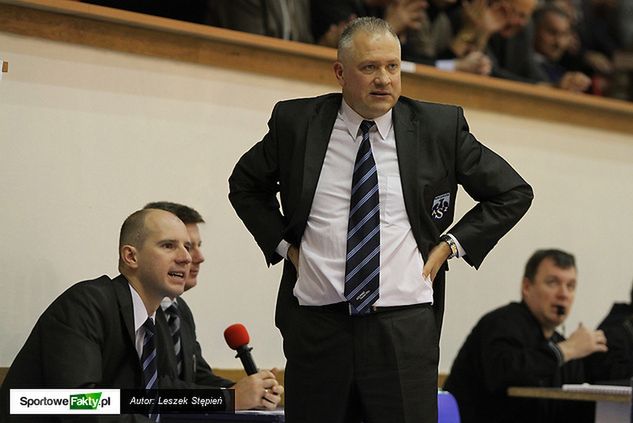 Trener Dariusz Maciejewski w pewnym momencie nie miał już żadnego pola manewru. Jego zespół przegrał pod Wawelem aż 75:110.