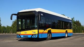 Wodorowe autobusy wyjeżdżają na ulice Płocka. Pierwszy pojazd dotarł do zajezdni