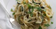 Pomysł na szybki obiad. Przepis na makaron z cukinią i parmezanem