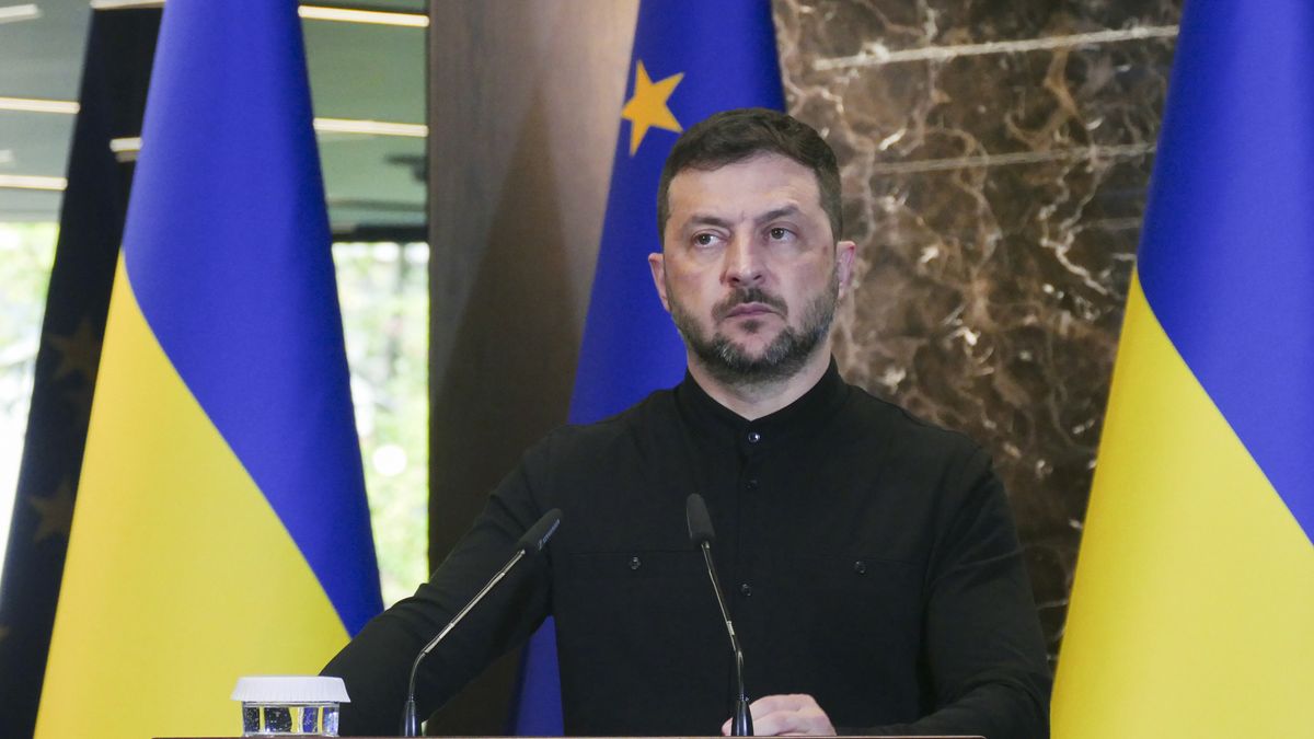 Ukrainian President Volodymyr Zelensky addresses a joint press conference with European Council President Antonio Costa (not pictured) following their meeting in the Transcarpathian city of Uzhhorod, Western Ukraine, 05 September 2025, amid the ongoing Russian invasion. Volodymyr Zelensky met with Antonio Costato to agree on common positions and discuss next steps, according to the Presidential Office Telegram Channel. EPA/STRINGER Dostawca: PAP/EPA.