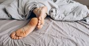 Wystawiasz stopę spod kołdry? To ważny znak od organizmu