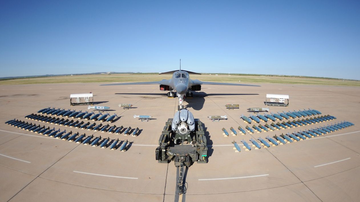 Bombowiec B-1B i szeroki wachlarz uzbrojenia, które może przenosić w różnych konfiguracjach