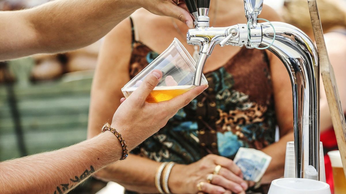 39 Targi Sztuki Ludowej na Rynku G?�wnym w Krakowie
13.08.2015 Krakow Krakow Rynek Glowny . 39 Miedzynarodowe Targi Sztuki Ludowej " Cepeliada " N/z dystrybutor lanego piwa fot. Beata Zawrzel/REPORTER
Beata Zawrzel/REPORTER