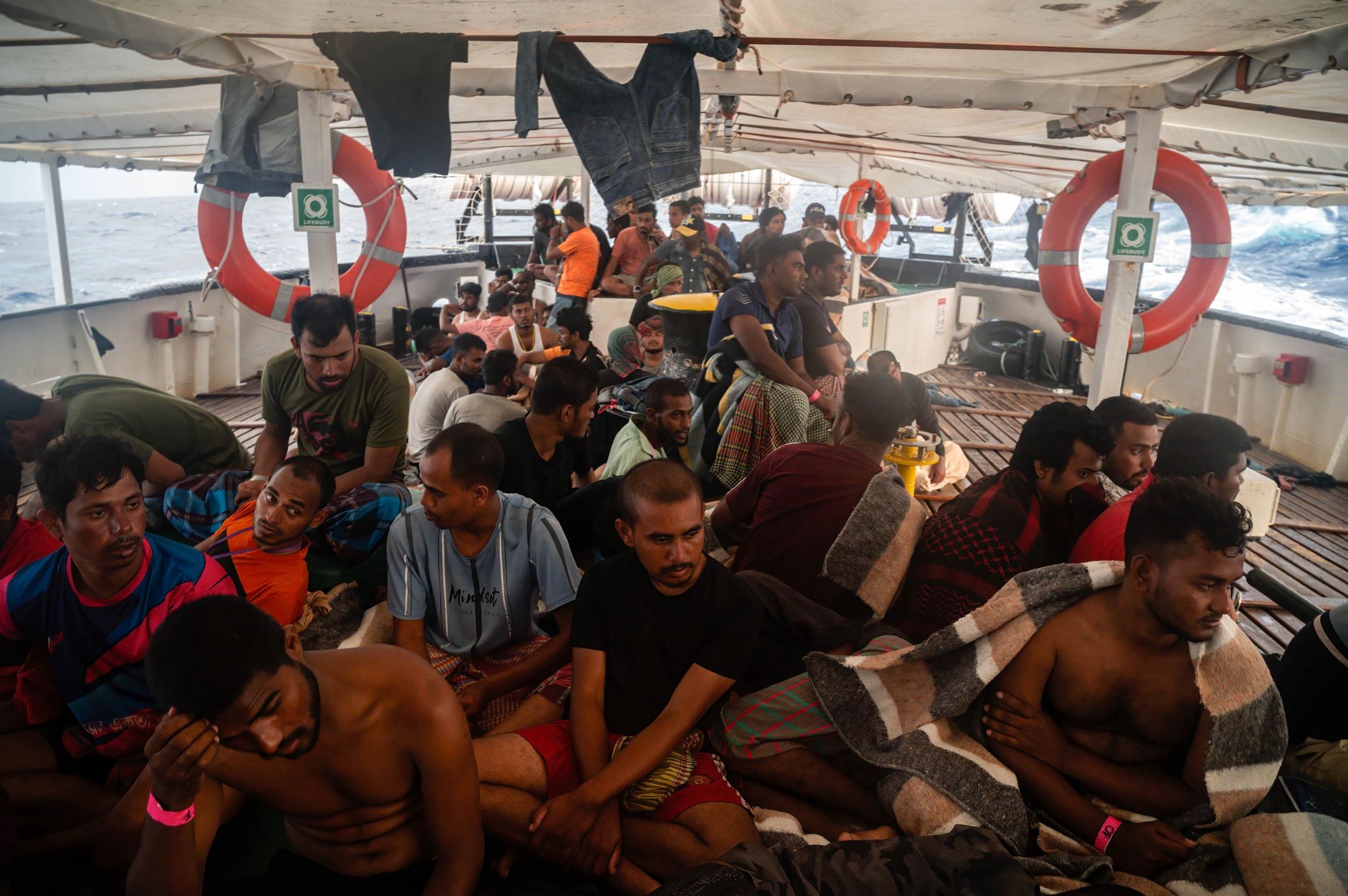 Migranci na statku ratunkowym "Open Arms", 25.07.2023 r., po uratowaniu z łodzi przez włoską straż przybrzeżną