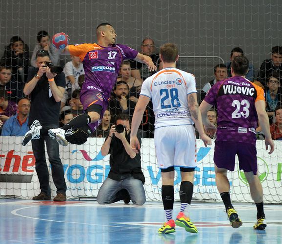 Michał Salami (nr.17) w ostatnim meczu przeciwko Toulouse Fenix Handball / fot. Cristian Carl