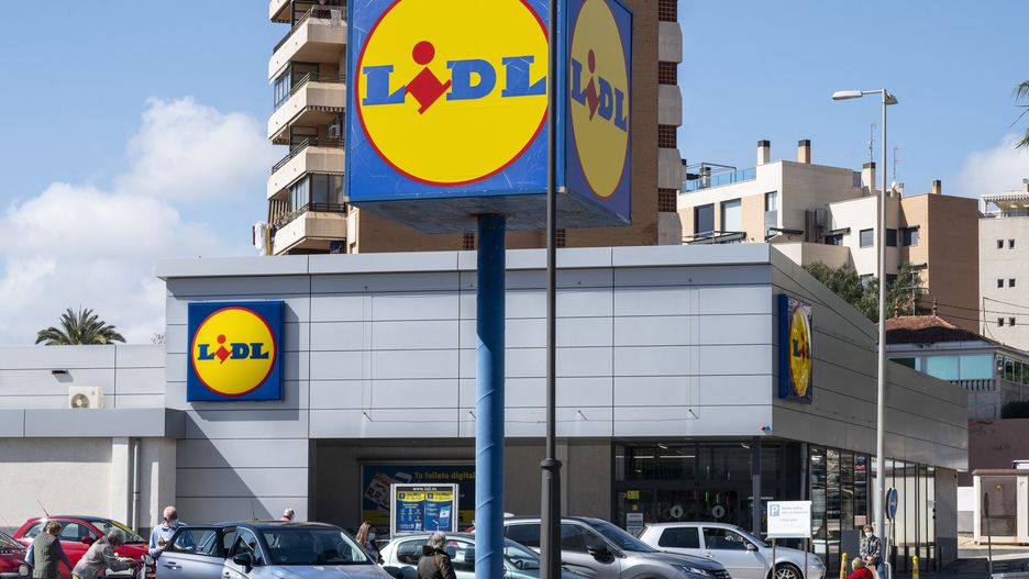 ALICANTE, SPAIN - 2022/03/12: German international discount retail chain, Lidl, supermarket and logo sign seen in Spain. (Photo by Xavi Lopez/SOPA Images/LightRocket via Getty Images)