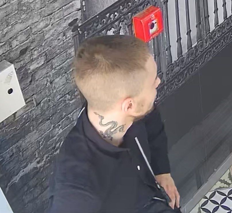 Policjanci próbują ustalić jego tożsamość.