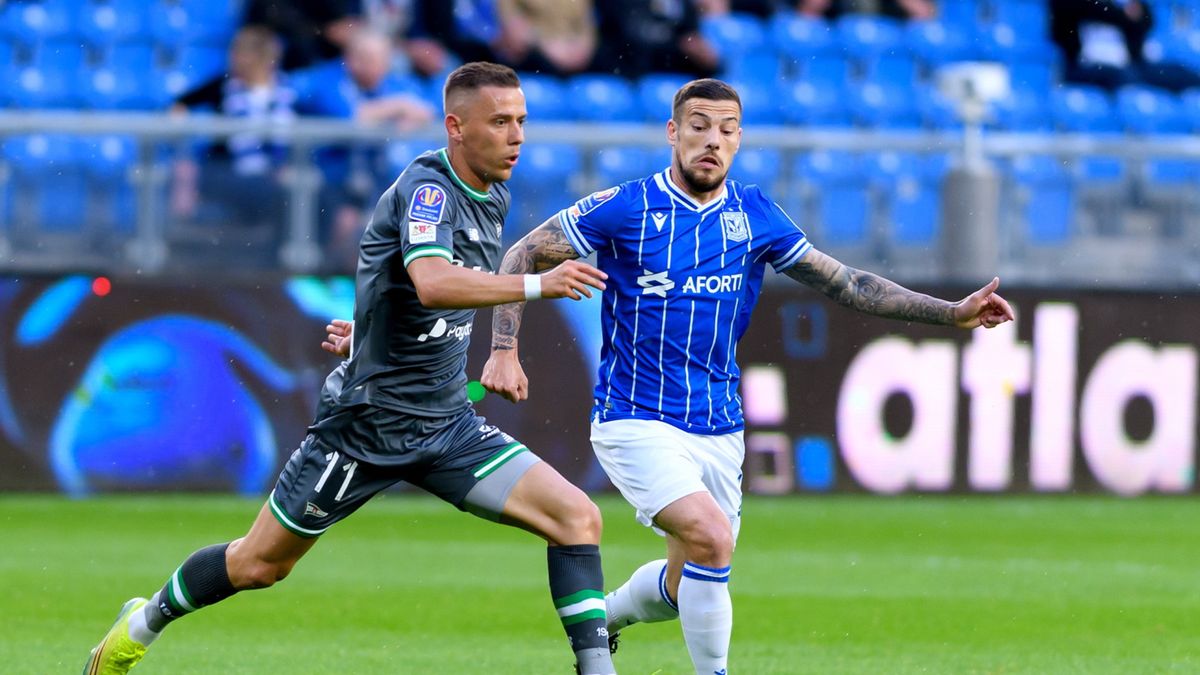 PAP / Jakub Kaczmarczyk / Na zdjęciu: Jaroslav Mihalik i Pedro Tiba walczą o piłkę