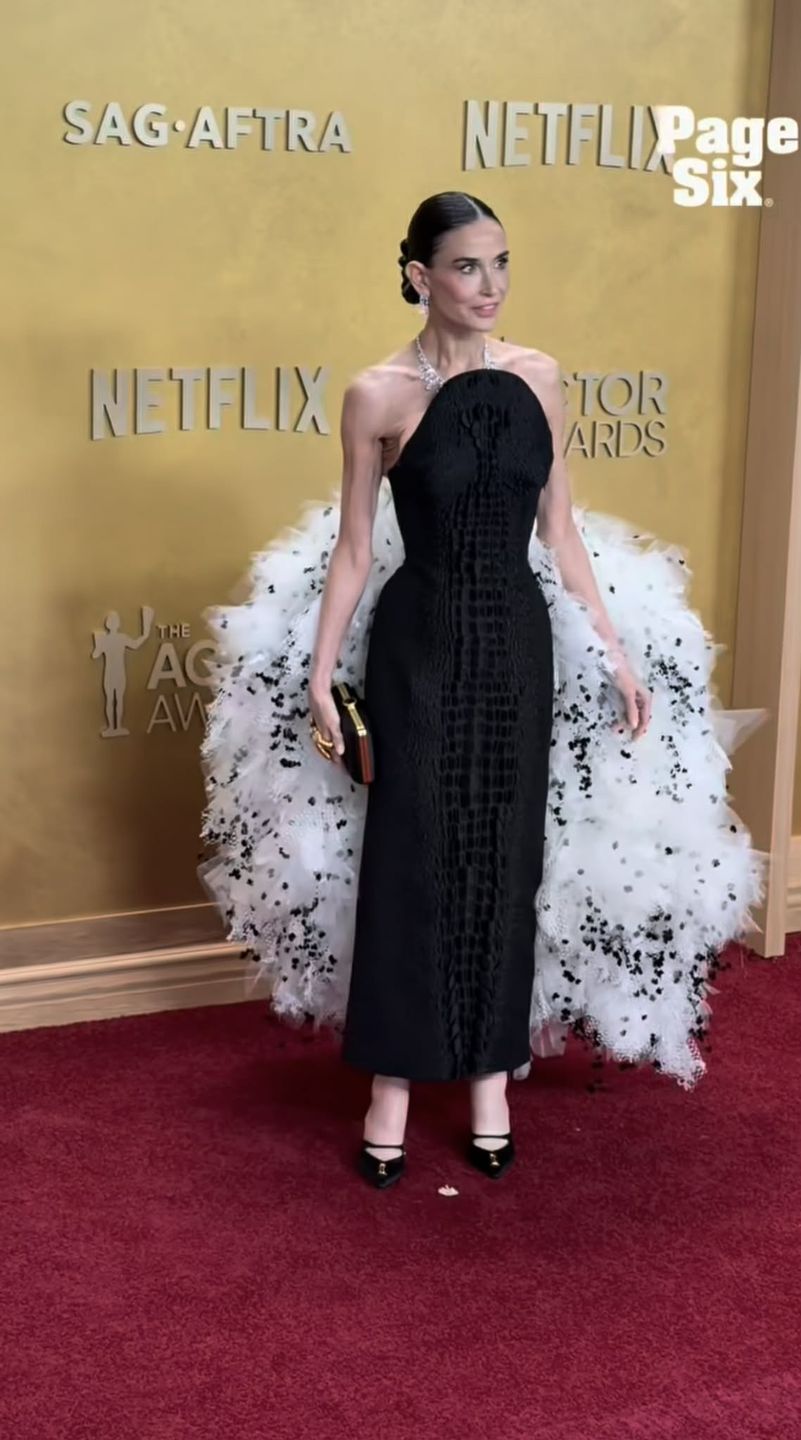 Demi Moore eksponuje szczupłą sylwetkę w "krokodylej" kreacji