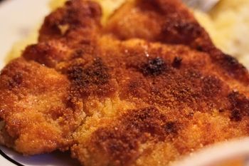 Natrzyj nim schabowe, a wyjdą kruche i mięciutkie. Patent lepszy niż moczenie ich w mleku z cebulą