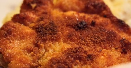 Natrzyj nim schabowe, a wyjdą kruche i mięciutkie. Patent lepszy niż moczenie ich w mleku z cebulą