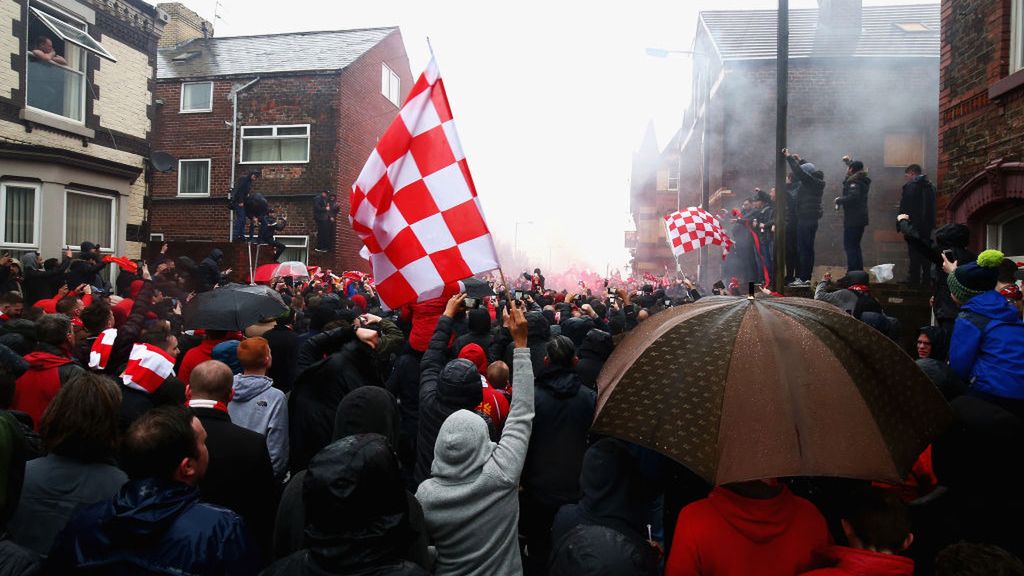 Zdjęcie okładkowe artykułu: Getty Images / Clive Brunskill / Na zdjęciu: kibice Liverpoolu 