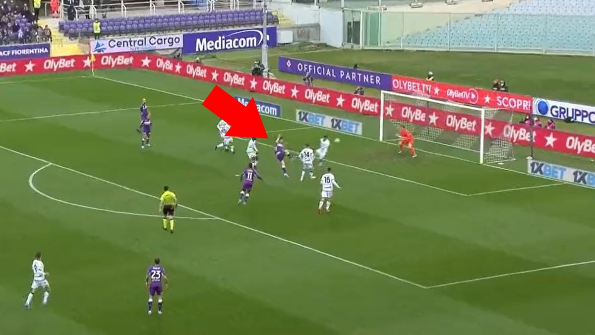 Krzysztof Piątek zdobywa bramkę w meczu Serie A Fiorentina - Hellas Werona