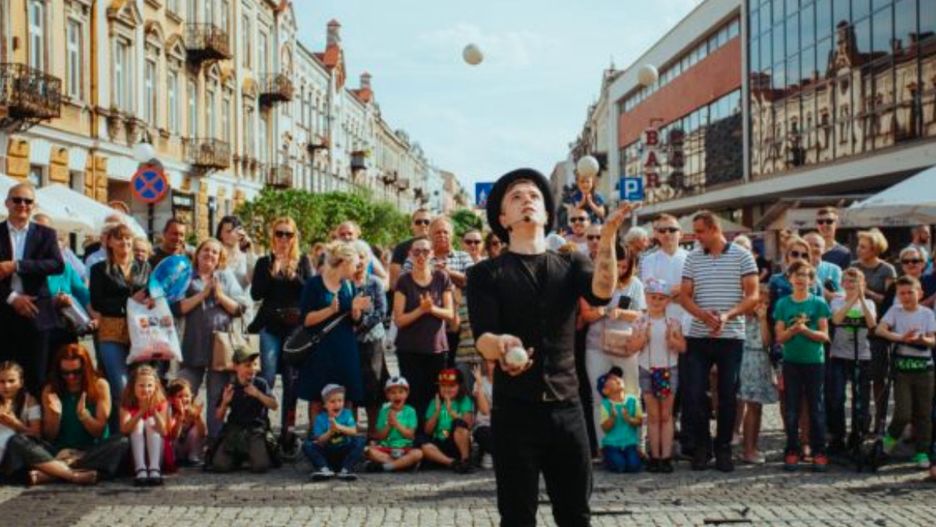 Wrocław. BuskerBus 2020. Komicy, clowni, żonglerzy, akrobaci, szczudlarze, iluzjoniści na ulicach