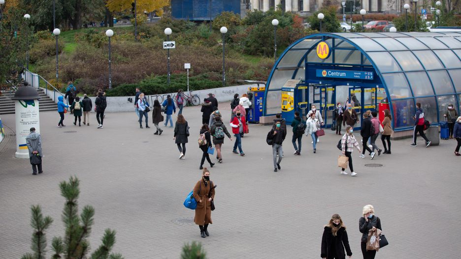 ludzie miasto centrum metro warszawa