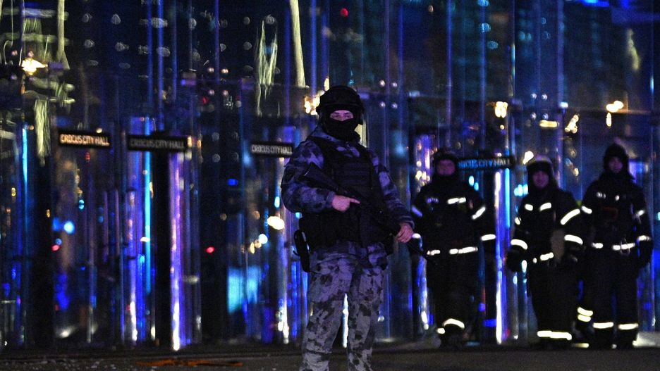 Strzelanina w hali koncertowej w Krasnogorsku
Russia Concert Shooting 8647760 22.03.2024 A law enforcement officer stands guard near the Crocus City Hall concert venue following a reported shooting incident, near Moscow, Russia. Several gunmen in combat fatigues burst into a concert hall on March 22 and fired automatic weapons at the crowd, injuring an unspecified number of people. Sergey Bobylev / Sputnik Moscow region Russia PUBLICATIONxINxGERxSUIxAUTxESTxLTUxLATxNORxSWExDENxNEDxPOLxUKxONLY Copyright: xSergeyxBobylevx
IMAGO/Sergey Bobylev