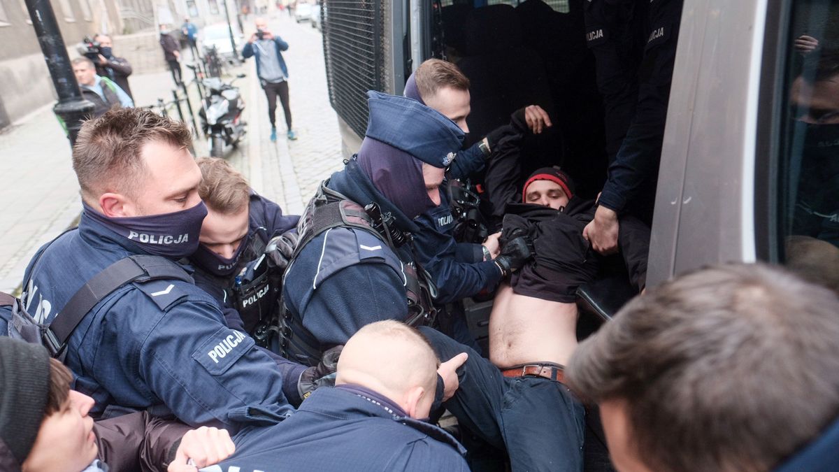 Policjanci ciągną Artura Słomczewskiego do radiowozu