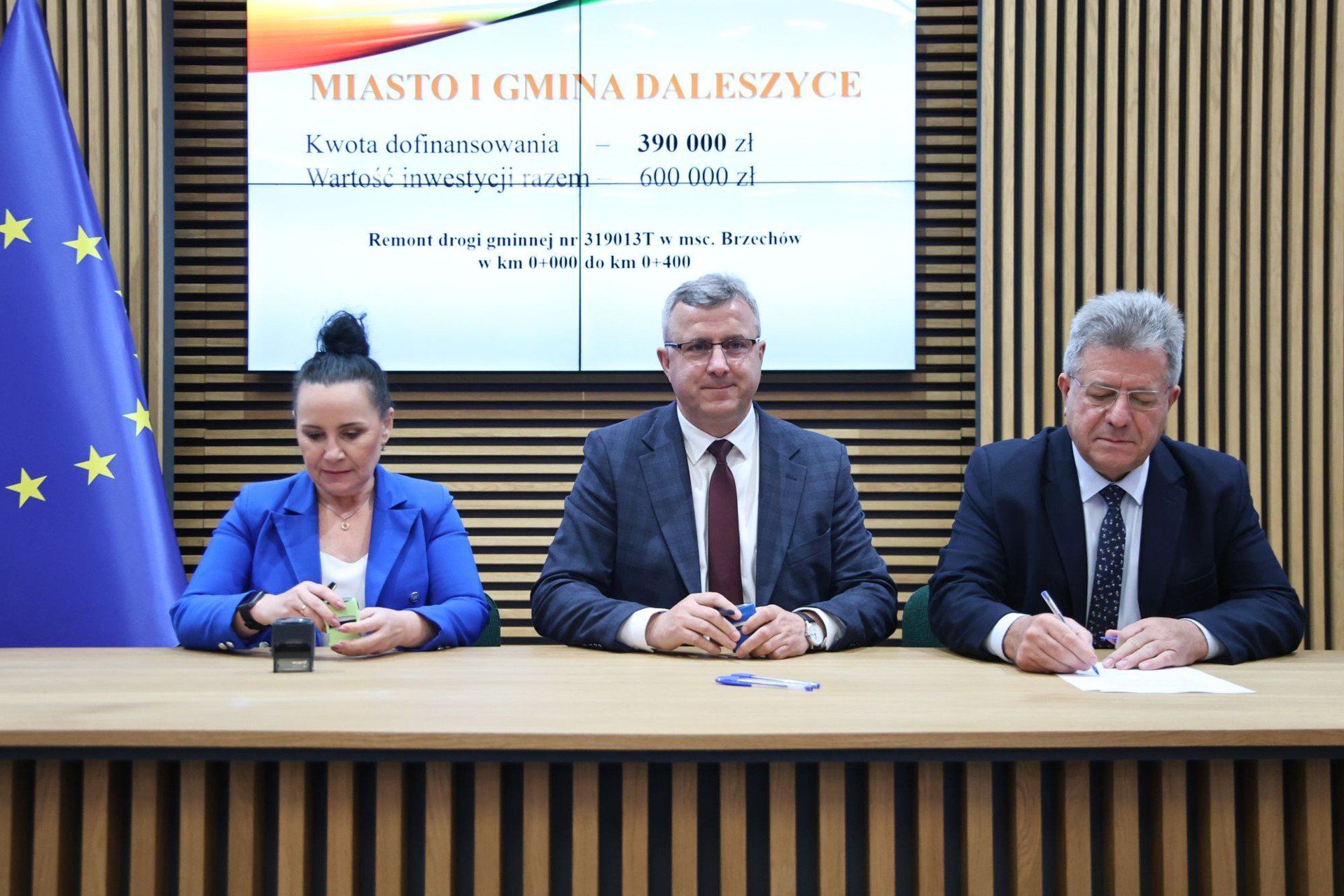 Umowę z wojewodą Józefem Brykiem podpisał między innymi Dariusz Meresiński, burmistrz miasta i gminy Daleszyce.