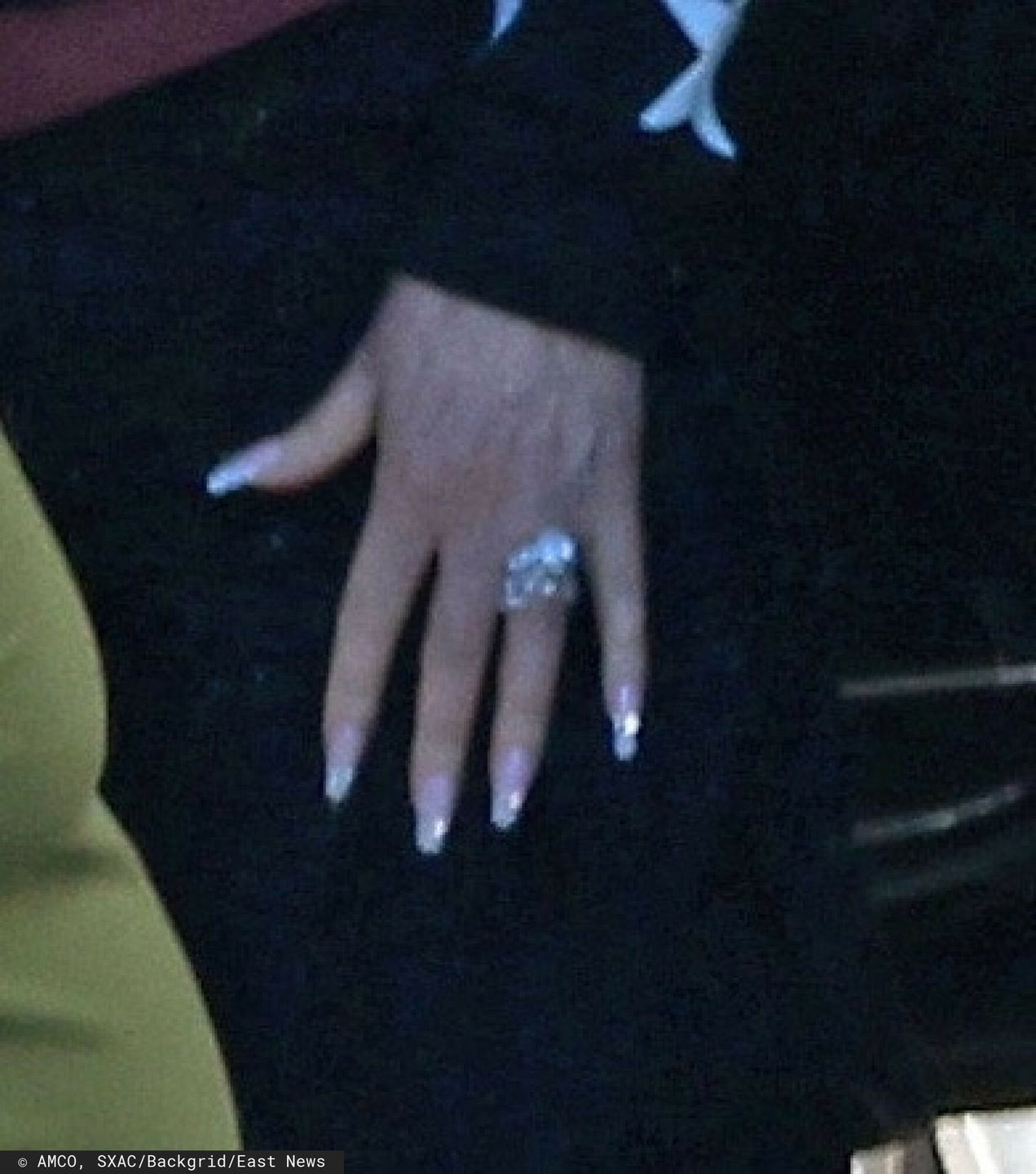 Cher pokazała wielki, diamentowy pierścionek