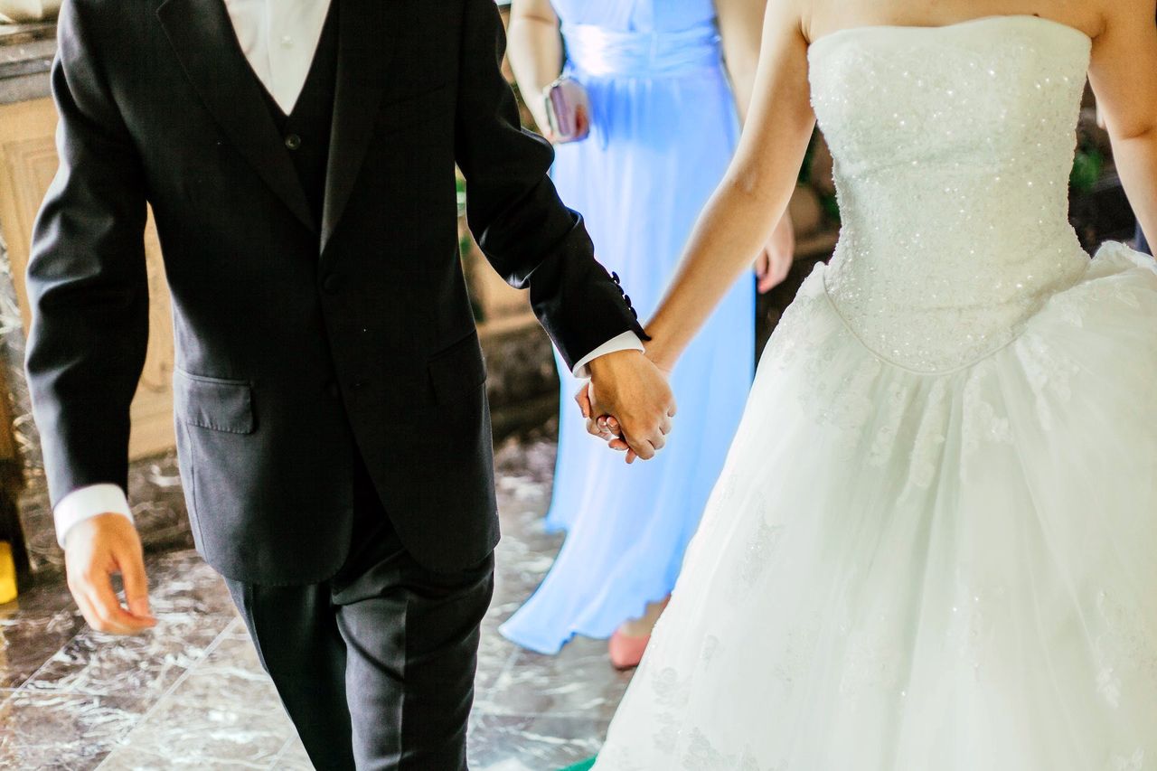 Awantura po weselu. Panna młoda kazała fotografowi zmienić kolor sukienki córki szwagierki