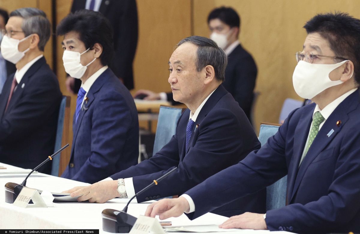 Japonia. Rząd powołał ministra ds. samotności (w środku premier Yoshihide Suga)
