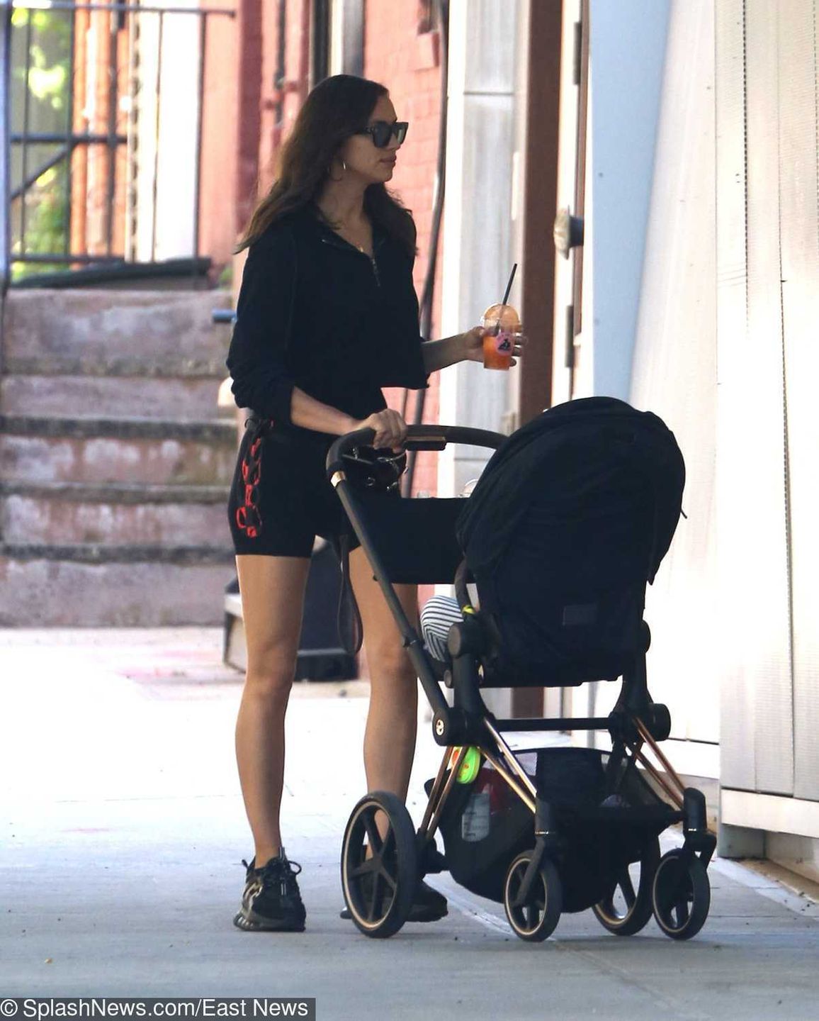 Irina Shayk odsłoniła zgrabne nogi na spacerze z córką Leą
