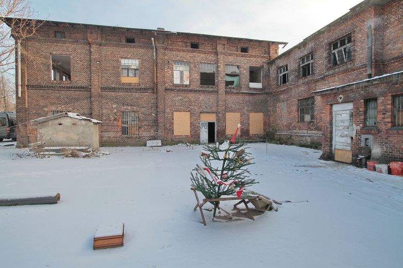 Obiekt Twierdzy Kraków zamienia się w ruinę. Muzeum AK nie dba należycie o budynek