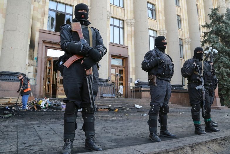 Ukraińcy milicjanci pilnują rządowego budynku w Charkowie