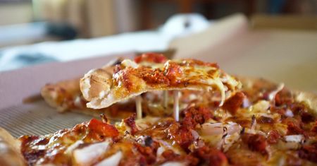 Średnia pizza z kiełbasą na tradycyjnym cieście (Pizza Hut)
