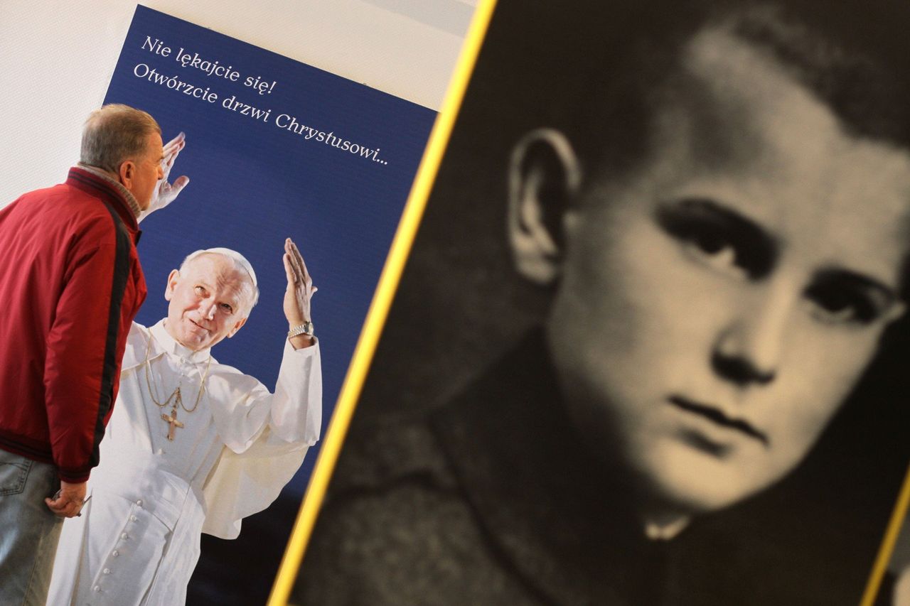 105 lat temu na świat przyszedł Karol Wojtyła. Późniejszy papież Jan Paweł II dzieciństwo spędził w Wadowicach