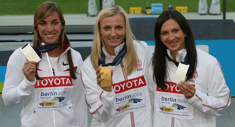 Monika Pyrek (pierwsza z prawej strony)
