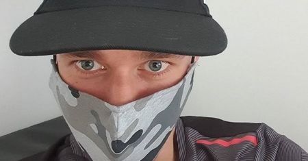Obowiązek zasłaniania twarzy. Piotr Żyła przypomniał o maseczkach