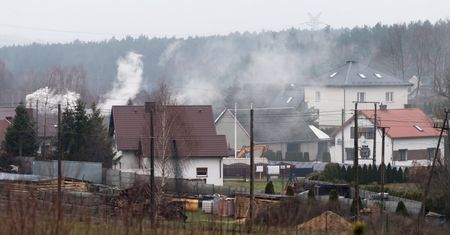 Nikt się nie przyzna, wielu to robi. Połowa Polaków uważa, że sąsiedzi palą odpadami