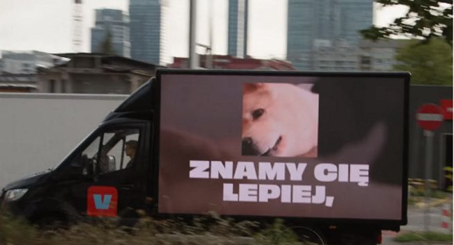 Fundacja Panoptykon wypuściła na ulice ciężarówkę jak z "Black Mirror". Ostrzega przed uzależniającymi feedami social mediów