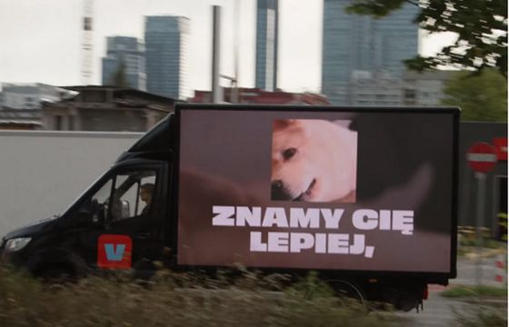 Fundacja Panoptykon wypuściła na ulice ciężarówkę jak z "Black Mirror". Ostrzega przed uzależniającymi feedami social mediów