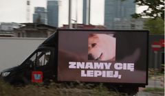 Fundacja Panoptykon wypuściła na ulice ciężarówkę jak z "Black Mirror". Ostrzega przed uzależniającymi feedami social mediów