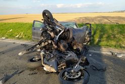 Tyle zostało z mondeo. Wjechało w ciężarówkę i zaskoczyło motocyklistów