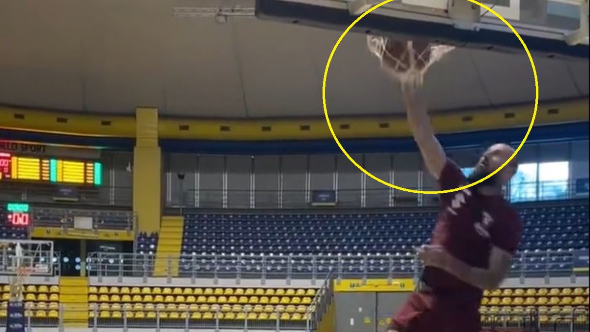 Vanja Milinković-Savić popisuje się wsadem