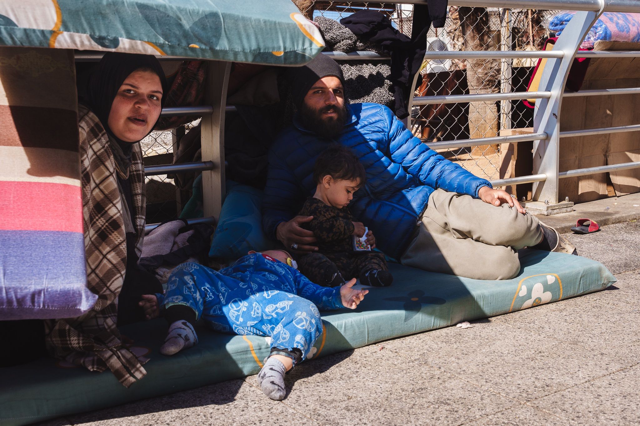 Całę rodziny, razem z dziećmi, na ulicach