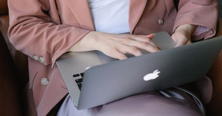 Komputery Apple coraz częściej na celowniku hakerów. Ekspert ostrzega