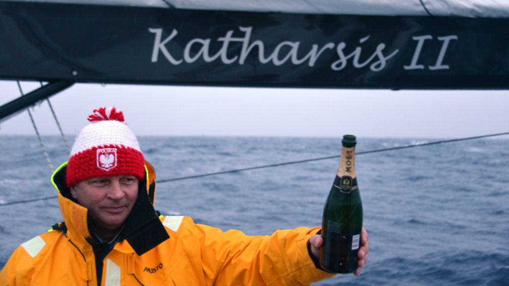 Zdjęcie okładkowe artykułu: Materiały prasowe /  / Na zdjęciu: Mariusz Koper z szampanem z okazji opłynięcia Antarktydy