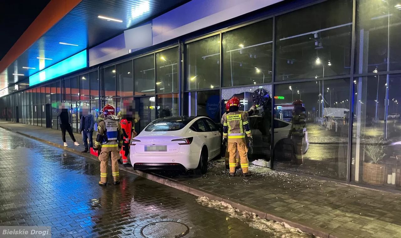 Auta wjechały w witryny sklepowe. Wszystko przez lód na parkingu