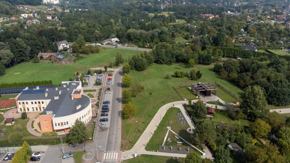W Krzeszowicach na rogu ul. Batalionów Chłopskich i al. Solidarności w sąsiedztwie przedszkola powstaje żłobek samorządowy