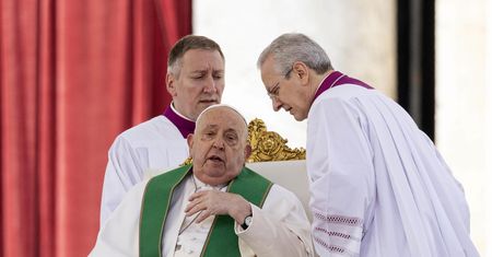 Papież przerwał homilię. "Mam trudności z oddychaniem"