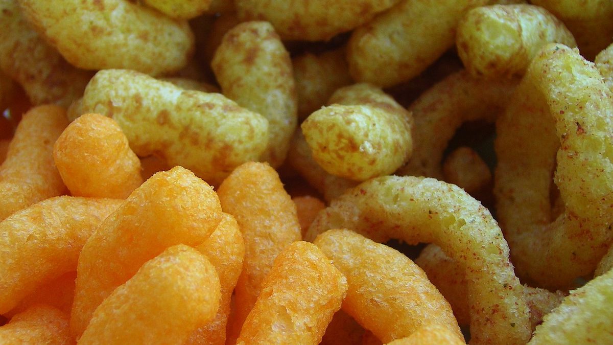 Chrupki kukurydziane, czyli połączenie mąki kukurydzianej oraz wody, są lubiane zarówno przez niemowlęta i dzieci