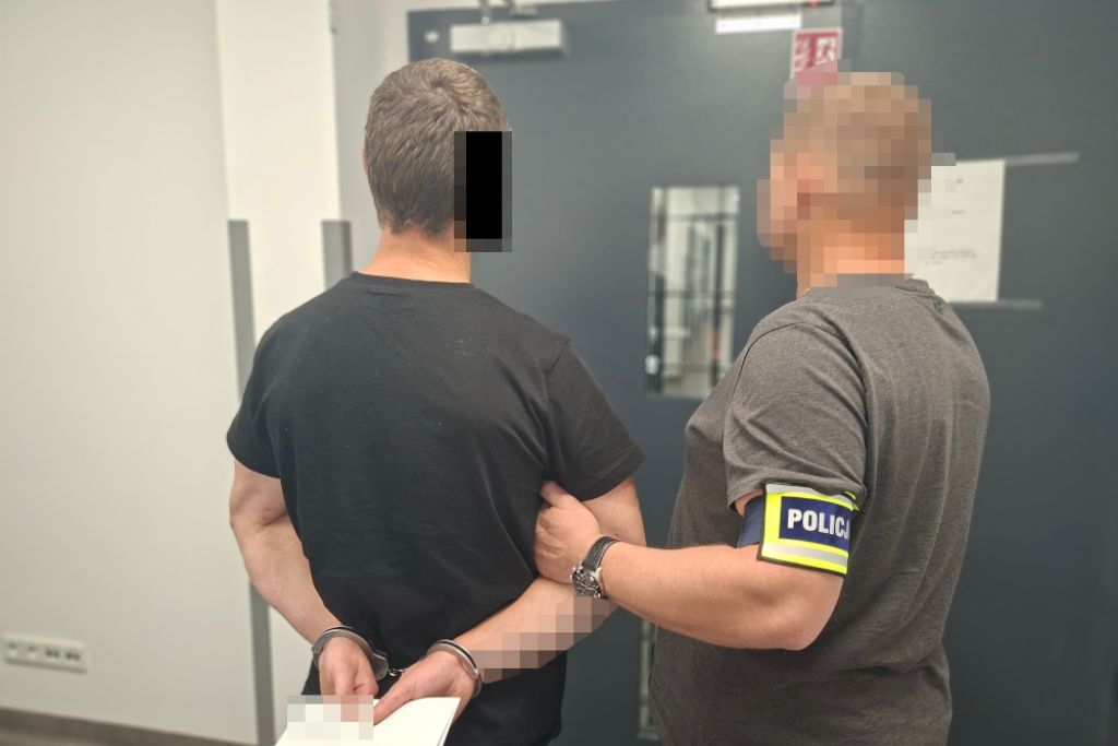 Nie chciał opuścić lokalu i groził policjantom. 27-latek w areszcie
