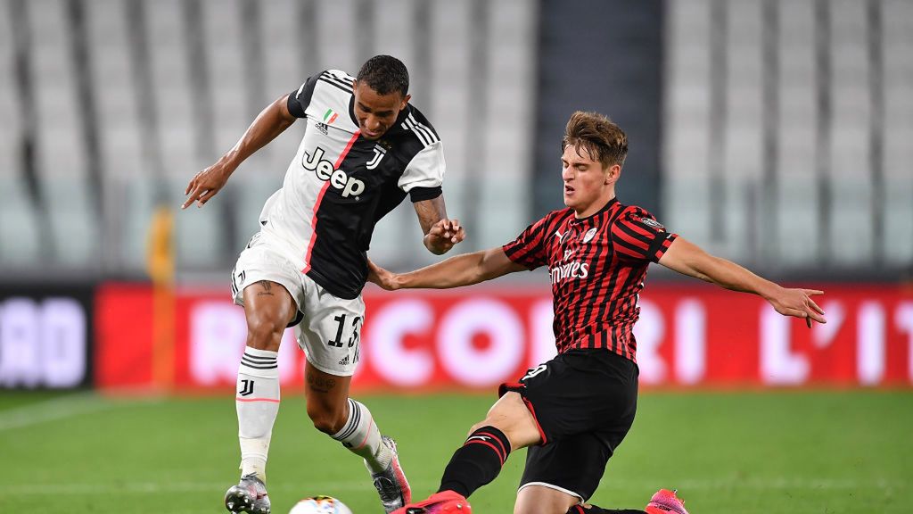 Getty Images / Valerio Pennicino / Na zdjęciu: Danilo z Juventusu (z lewej) i Lorenzo Colombo (AC Milan)